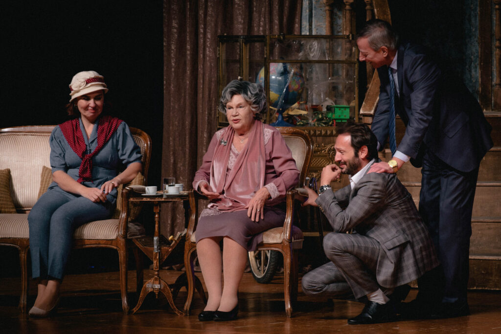 Nevra Serezli’nin tiyatroya döndüğü 11 ödüllü  Ağaçlar Ayakta Ölür Veda ediyor 