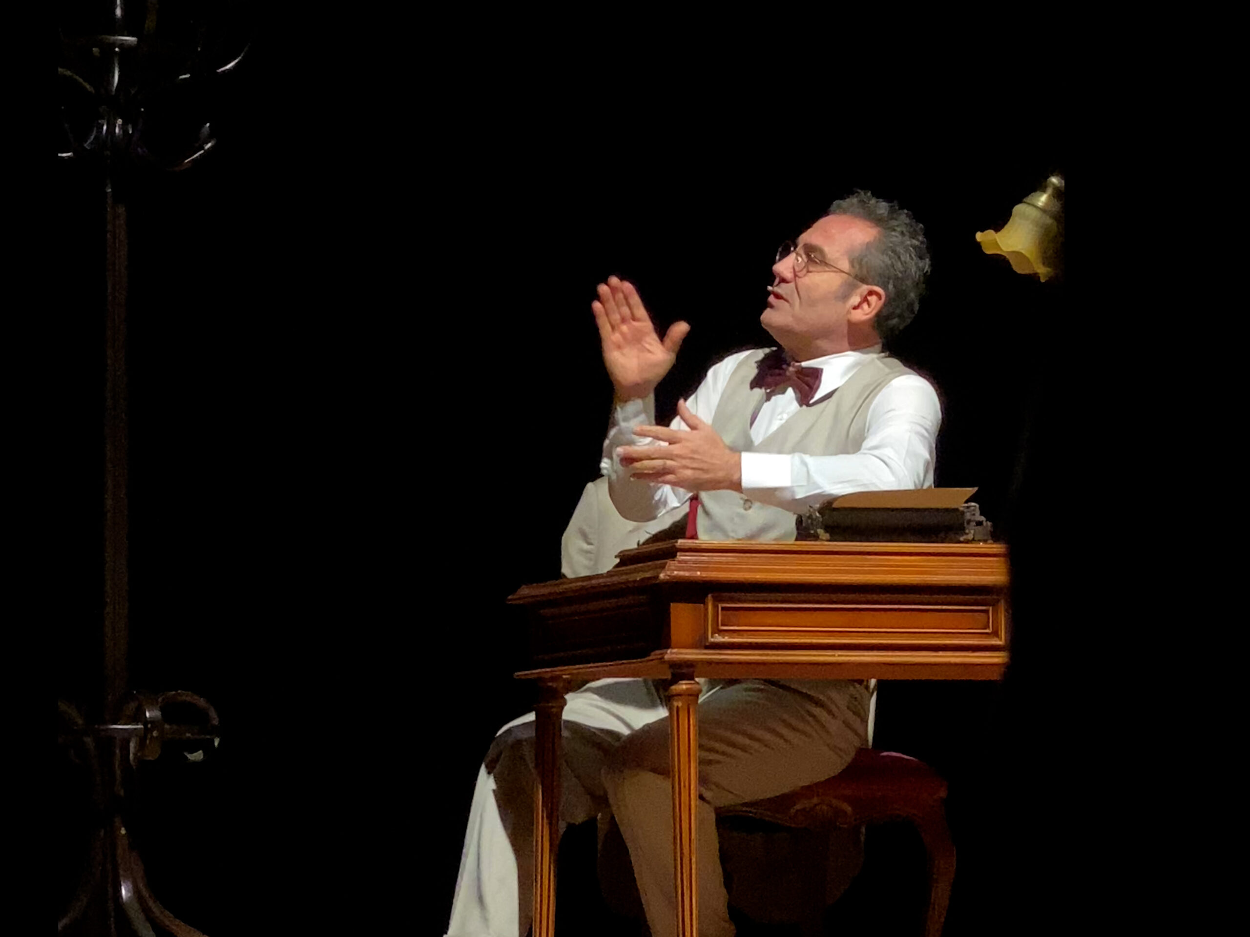 Ünlü sanatçı Ferhat Göçer, tek kişilik müzikali Sabahattin Ali- Aldırma Gönül müzikaliyle EÜ Atatürk Kültür Merkezi’ni dolduran İzmirliler’e muhteşem bir gece yaşattı