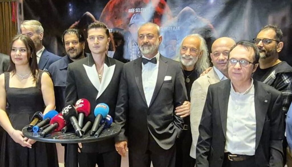 10 Nisan’da vizyona girmeye hazırlanan “Karabasan” sinema filmi için görkemli bir gala düzenlendi.