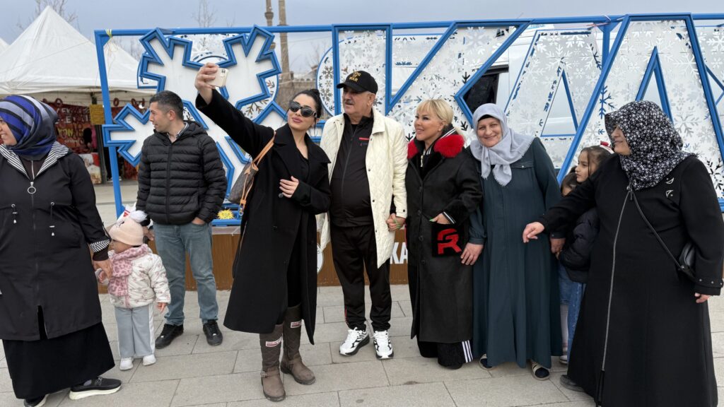 Ünlü sanatçılar Safiye Soyman ve Faik Öztürk, konser programı kapsamında geldikleri Kars’ta büyük bir ilgiyle karşılandı.