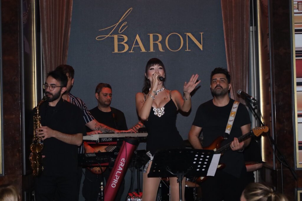 Ece Gürsel, Le Baron sahnesinde sergilediği yeni imajı ve peş peşe seslendirdiği şarkılarıyla dikkatleri üzerine çekti