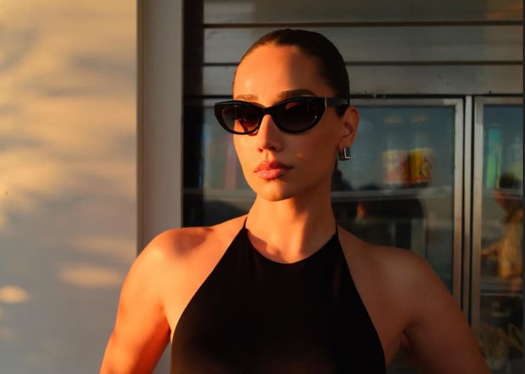 4.kez Cannes Film Festivali’nde yer alan Özge Özacar, bu yıl da zarafeti ve doğal şıklığıyla dikkat çekti.