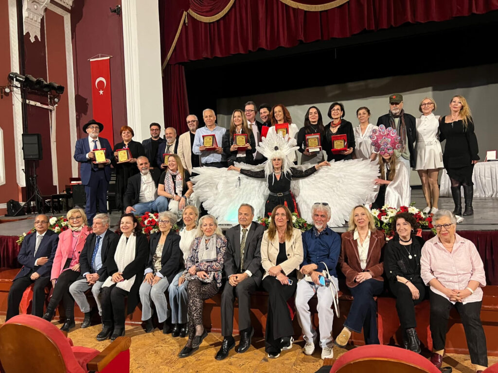 7.Uluslararası Amazonlar ve Titanlar Sanat buluşması’nda Bizimizmir Medya kurucusu ve imtiyaz sahibi Mehmet Kurt da ödüllendirildi.