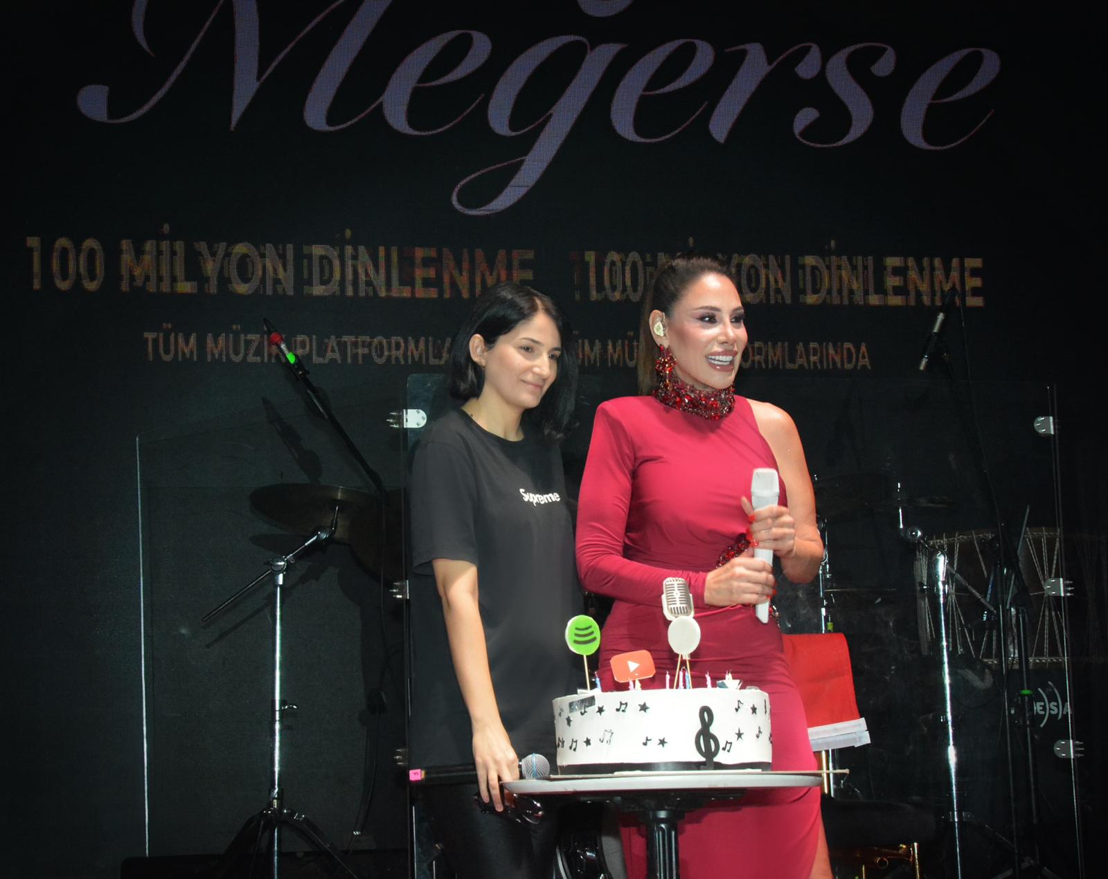 LİNET ANNESİ İÇİN SAHNEDE AĞLADI, AĞLATTI