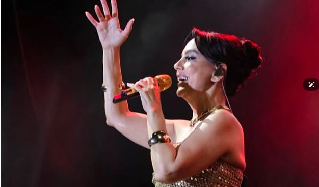 Ebru Gündeş’in dev korosu: Binlerce kişi hep bir ağızdan söyledi